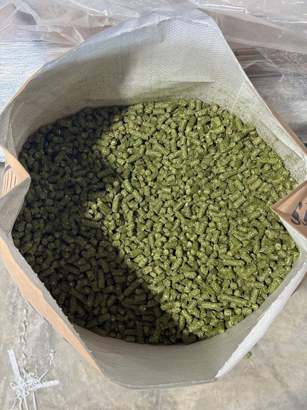 Montana Premium Forage Alfalfa Orchard Pellets - close-up of the 1/4 inch pellets