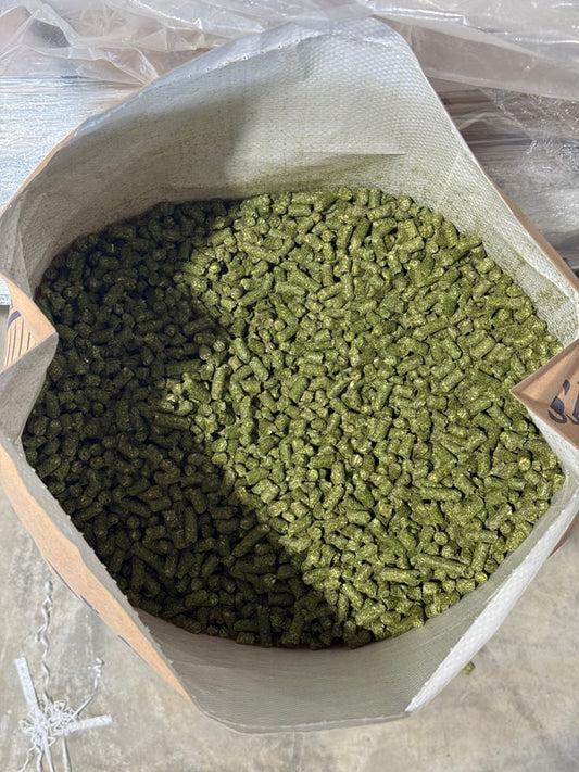 Montana Premium Forage Alfalfa Orchard Pellets - close-up of the 1/4 inch pellets